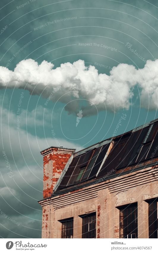 Ein ausgedienter Schornstein wundert sich Rauch Wolken Klimawandel Umweltverschmutzung Luftverschmutzung Energiewirtschaft Industrieanlage alte Fabrik Emission