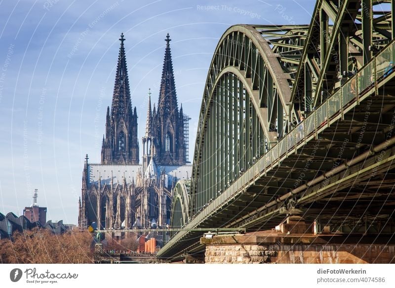 Kölner Dom mit Deutzer Brücke Architektur Deutschland Europa Kirche Rhein Rheinland Westdeutschland blau grau