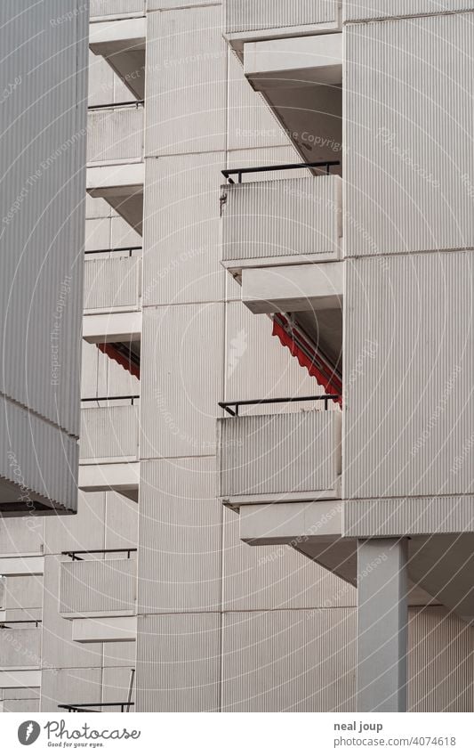 Relativ triste seitliche Ansicht von Balkonen einer plattenbauartigen Wohnanlage Architektur wohnen Plattenbau Wohnsilo anonym Fassade Wand urban Depresssion