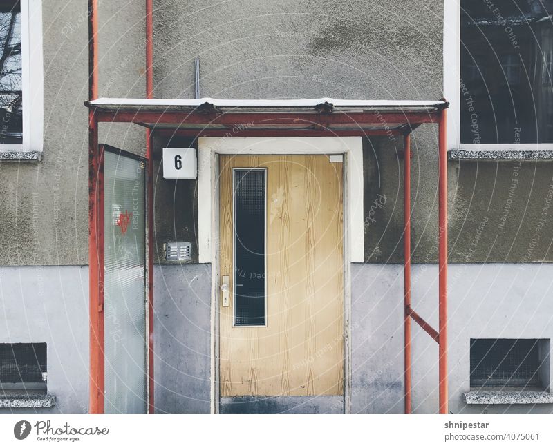 Außenansicht auf eine Eingangstür aus DDR-Zeiten Wohnhaus Berlin Niederschönhausen Nummer 6 Hausnummer alt Plattenbau Osten Ostdeutschland Architektur