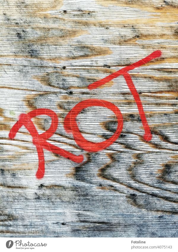 Rot rot Farbfoto Außenaufnahme Menschenleer Tag Farbe Wort Buchstaben Schriftzeichen Graffiti Wand Schmiererei Text Zeichen Strukturen & Formen Strich Linie