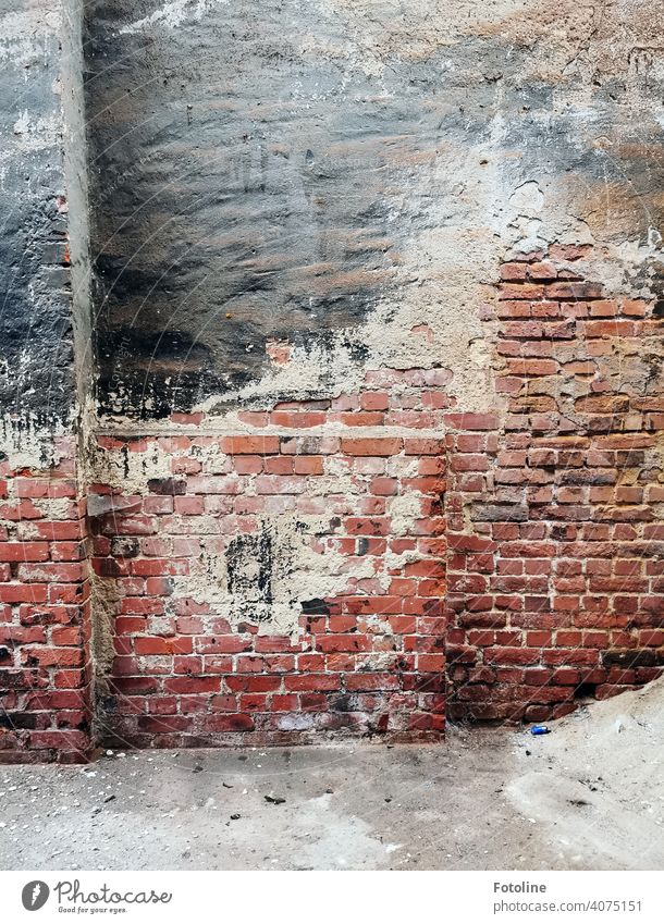 Lost - Mauerwerk in einer alten Fabrikhalle lost places Architektur verfallen Zahn der Zeit Endzeitstimmung Vergänglichkeit Wandel & Veränderung kaputt