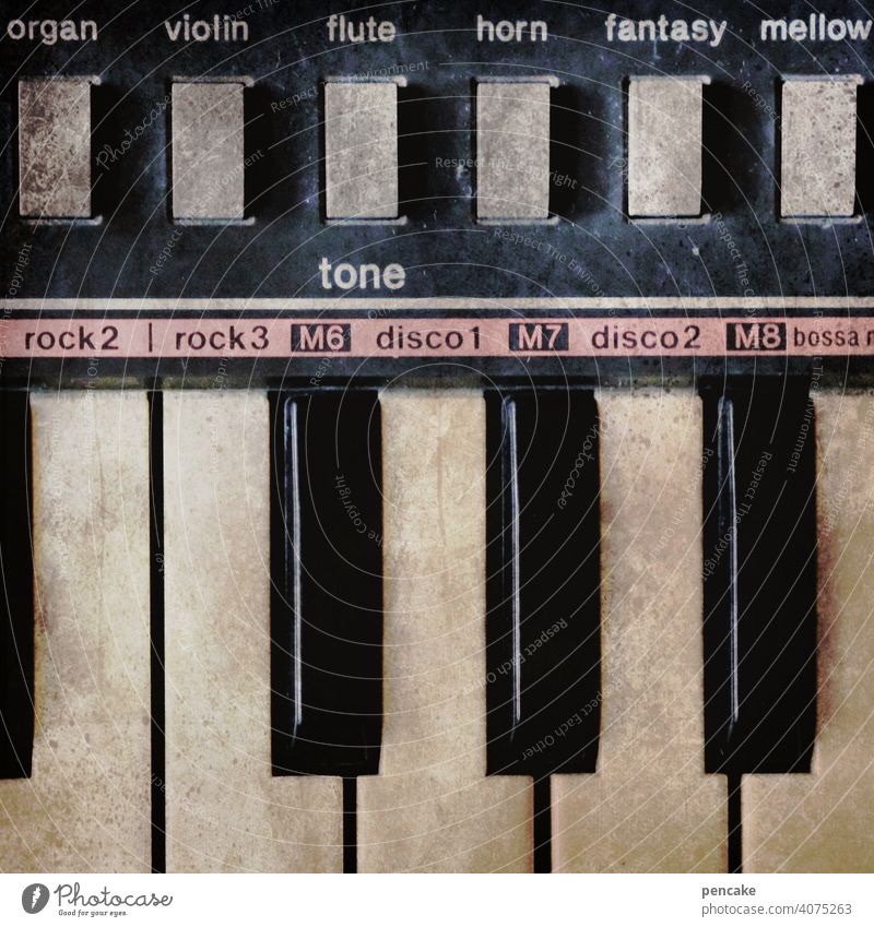 back to the roots | lass es rocken Klaviatur Keyboard alt altehrwürdig Vintage-Tastatur Musik retro Detailaufnahme Nahaufnahme Klavier Musikinstrument