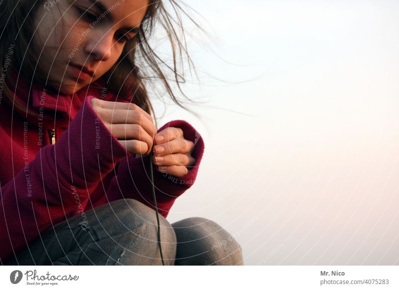 konzentriert Jugendliche Mädchen Konzentration Finger langhaarig Haare & Frisuren hocken nachdenklich Blick festhalten Gesichtsausdruck sweatshirt Fleece