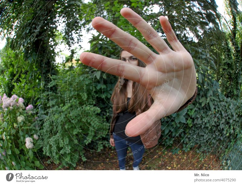 No photo please ! Haut Handoberfläche Porträt grün Pflanze Halt Handfläche Schutz abstand halten Grenze nein heißt nein Entschlossenheit Blick protestieren