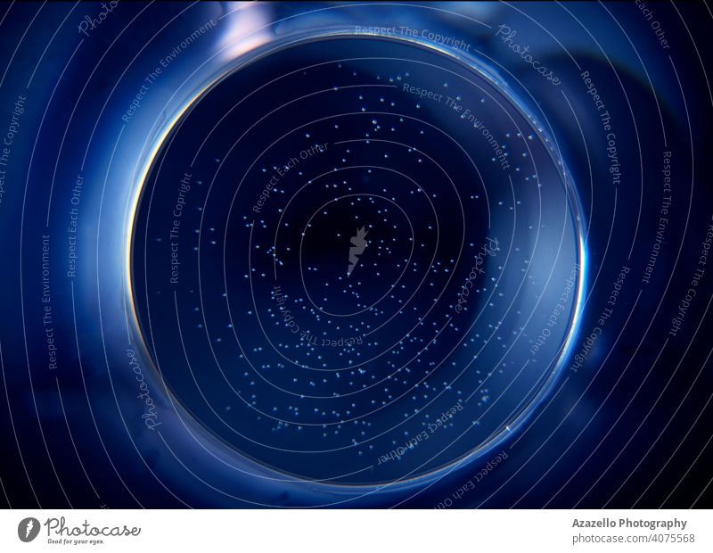 Abstrakter blauer Kreis mit kleinen Blasen abstrakt abstraktes Blau abstraktes rundes Objekt Kunst astral Hintergrund schwarz schwarzer Hintergrund