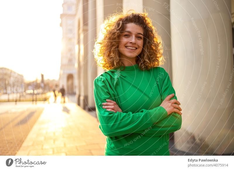 Porträt einer jungen Frau mit lockigem Haar in der Stadt natürlich Sonnenlicht urban Großstadt Hipster stylisch positiv sonnig cool Afro-Look Freude Gesundheit