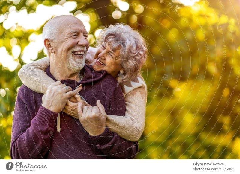 Glückliches Seniorenpaar, das einen Tag im Freien im Herbst genießt Paar Liebe echte Menschen in den Ruhestand getreten Rentnerin gealtert Großmutter Großeltern