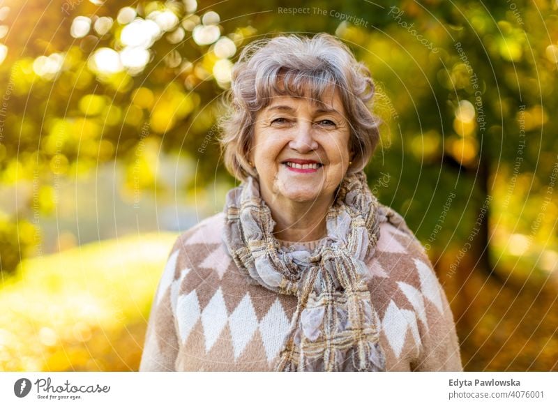 Porträt einer glücklichen älteren Frau im Freien im Herbst Senior echte Menschen in den Ruhestand getreten Rentnerin gealtert Großmutter Großeltern Tag