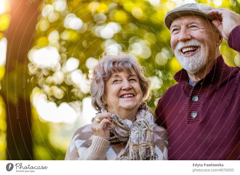 Senior Paar genießt Herbstfarben zusammen Liebe echte Menschen in den Ruhestand getreten Rentnerin gealtert Großmutter Großeltern Großvater Tag zwei
