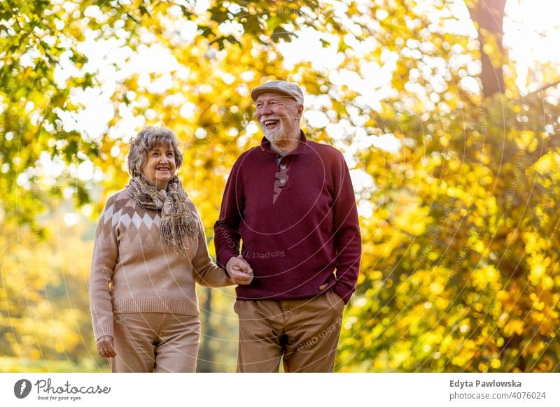 Glückliches Seniorenpaar, das einen Tag im Freien im Herbst genießt Paar Liebe echte Menschen in den Ruhestand getreten Rentnerin gealtert Großmutter Großeltern