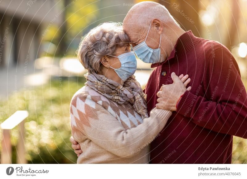 Älteres Ehepaar trägt Gesichtsschutzmasken im Freien Senior Paar Liebe echte Menschen in den Ruhestand getreten Rentnerin gealtert Großmutter Großeltern