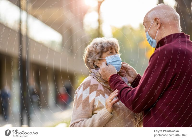 Älteres Ehepaar trägt Gesichtsschutzmasken im Freien Senior Paar Liebe echte Menschen in den Ruhestand getreten Rentnerin gealtert Großmutter Großeltern