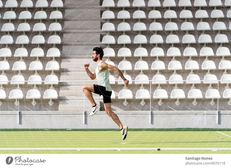 Athlet, der in der Leichtathletik trainiert Seitenansicht springend rennen Kaukasier eine Person Sportbahn Stärke Läufer Aktion springend laufend Stadion Übung