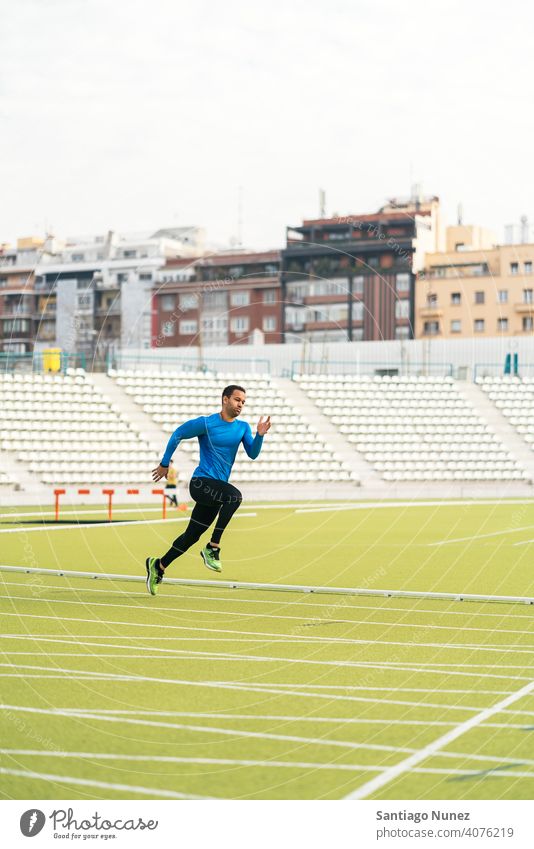 Seitenansicht eines Athleten beim Sprint eine Person Schwarzer Mann Afroamerikaner springen Training Übung Athletik springend laufen rennen sportlich Lifestyle