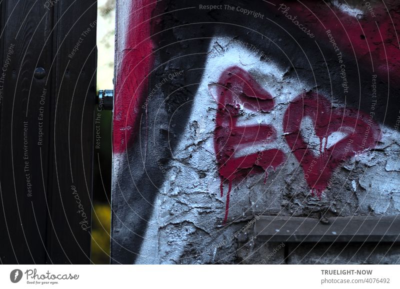Vorname | E-Heart Liebeserklärung an alle deren Name mit 'E' anfängt - ein dickes rotes E vor einem dicken roten Herz auf silber weissem Grund, darunter ein Graffiti Detail auf einer alten Mauer