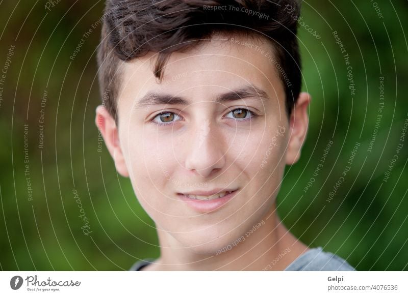 Gutaussehender braunhaariger Teenager. Junge männlich Porträt jung Natur Person gutaussehend Park Jugend Kaukasier außerhalb Mann ernst Sommer im Freien