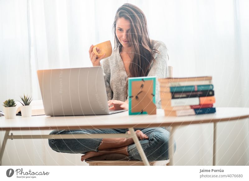 junge Frau bei Telearbeit zu Hause mit Computer und Kaffee trinken Brille Dienst eine Person Anruf Mitteilung Geschäftsfrau schön Europäer Menschen