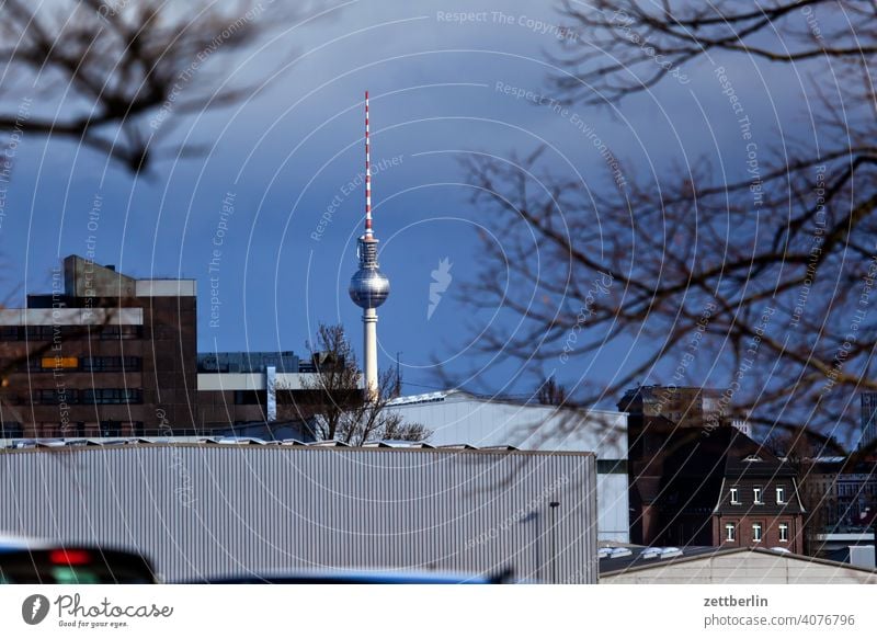 Fernsehturm hinter Moabit berlin hauptstadt fernsehturm wahrzeichen skyline haus halle lager industrie urban stadtlandschaft weite ferne vorstadt moabit