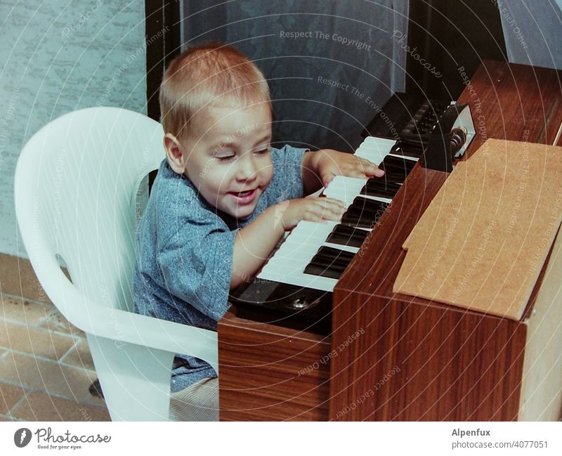 Vornamen | Wolfgang Amadeus... Kleinkind Orgel Musiker Musikinstrument Innenaufnahme Klavier üben musizieren spass Fröhlichkeit Spielen Konzert Klavier spielen