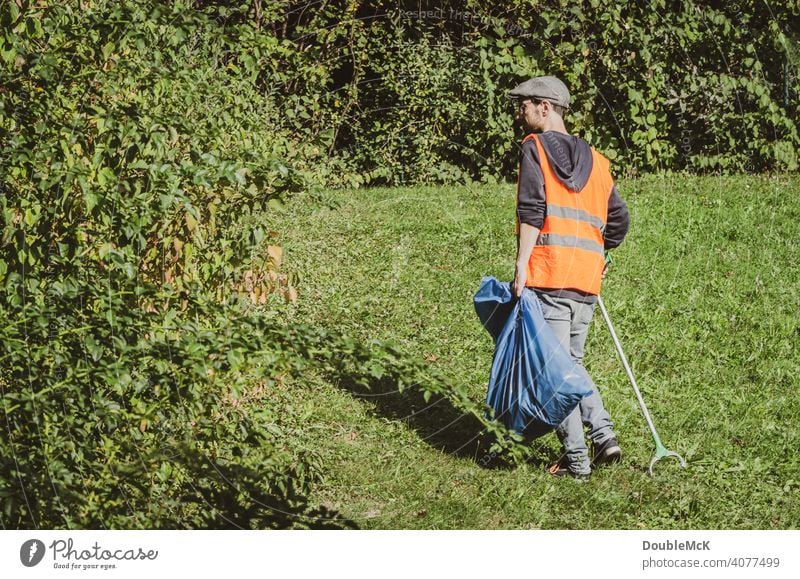 Ein Mann sucht am World Cleanup Day in der Natur nach Müll clean up Weltaufräumtag Aktionstag soziales Handeln Umwelt September bürgerbewegung beseitigen