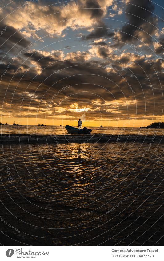Unerkennbarer Mann steht im Boot und schaut in den Sonnenuntergang Urlaub Menschen Abend Himmel Natur reisen Person Sommer Blick Hintergrund Silhouette jung