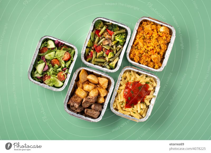Gesundes Essen zum Mitnehmen in Folienboxen Aluminium Kisten Brokkoli Catering Container gekocht Versand Diät Abendessen Lebensmittel frisch gebraten grün