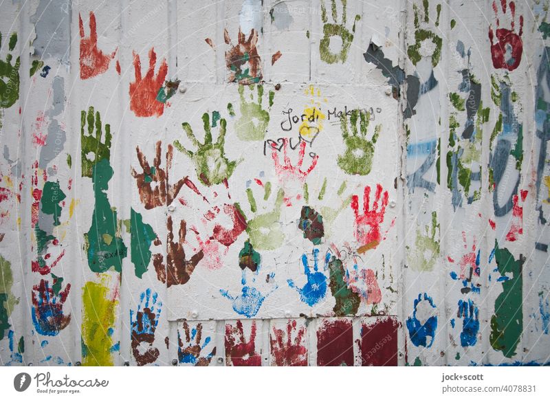 Vornamen | Jordi Hand in Hand Abdruck berühren viele Gesellschaft (Soziologie) Kreativität Inspiration Wand Zusammensein Partizipation Farbenspiel Teamwork