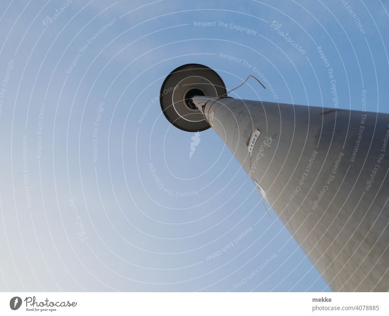 Eine Straßenlaterne imitiert den Berliner Fernsehturm Laterne Laternenpfahl Straßenlampe Himmel Stadt Hauptstadt Außenaufnahme blau Blauer Himmel