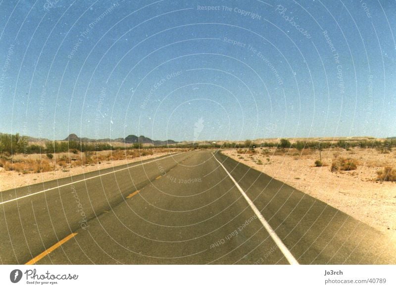 Open Road Ferne lang Wüste USA Zentralperspektive leer Menschenleer Blauer Himmel himmelblau Wolkenloser Himmel Klarer Himmel Horizont geradeaus