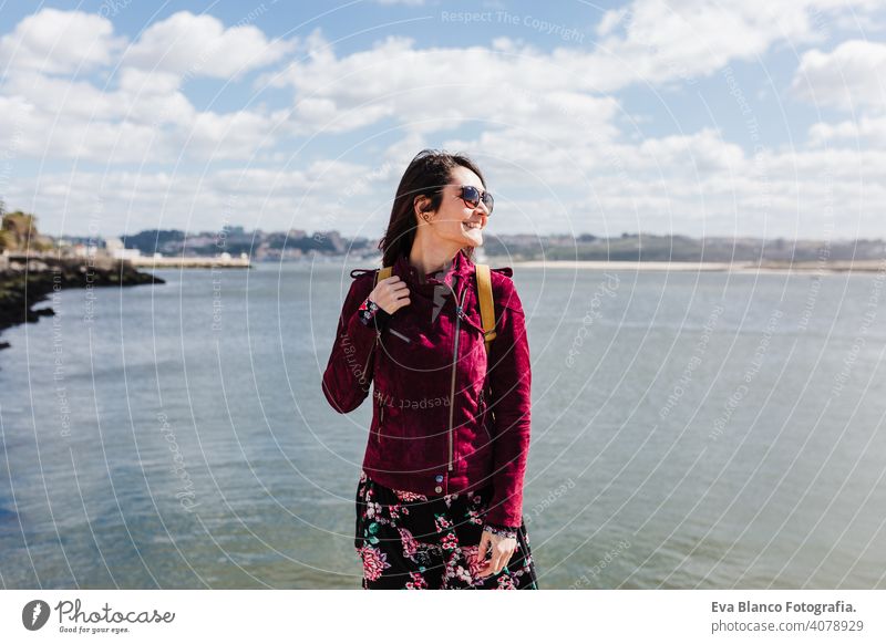 junge kaukasische Backpacker Frau Sightseeing Porto Ansichten durch den Fluss. Reisen und Freundschaft Konzept Sonne reisen Frühling Großstadt urban Kaukasier