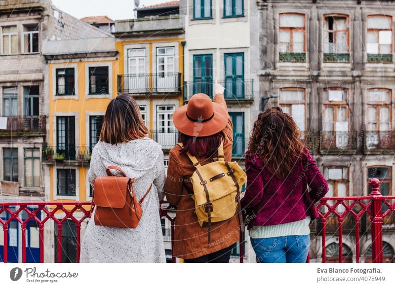 Rückenansicht von drei Frauen Sightseeing Porto Ansichten durch den Fluss. Reisen und Freundschaft Konzept Freunde Handy reisen Backpacker Großstadt urban