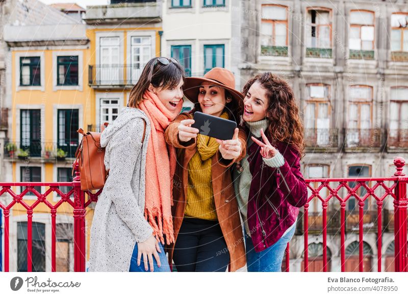 drei Frauen Sightseeing Porto Ansichten und nehmen Bild mit Handy. Reisen und Freundschaft Konzept Freunde reisen Backpacker Großstadt urban Fluss
