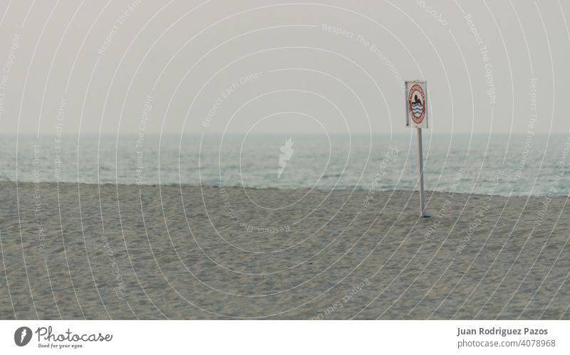 Schild, das auf ein Badeverbot an einem verlassenen Strand hinweist Zeichen verboten leer niemand Pastellfarben MEER Meer Landschaft Natur Meereslandschaft