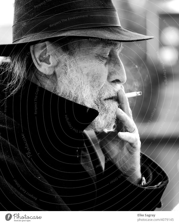 Älterer Herr nachdenklich rauchend... Mann Ein Mann allein Außenaufnahme Wasseroberfläche Schwarzweißfoto Smartphone Schwache Tiefenschärfe Senior sitzend