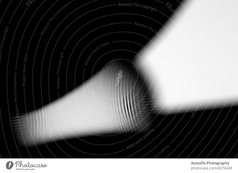 Abstraktes Bild in Schwarz und Weiß 3d abstrakt Hintergrund Strahl schwarz schwarzer Minimalismus blau Unschärfe verschwommen verschwommener Hintergrund