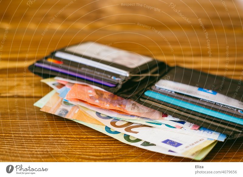 Viele Geldscheine in einem Geldbeutel Bargeld reich liquide Euro Euroscheine viele Finanzen Reichtum Geldbörse kaufen zahlen bezahlen Vermögen Gehalt