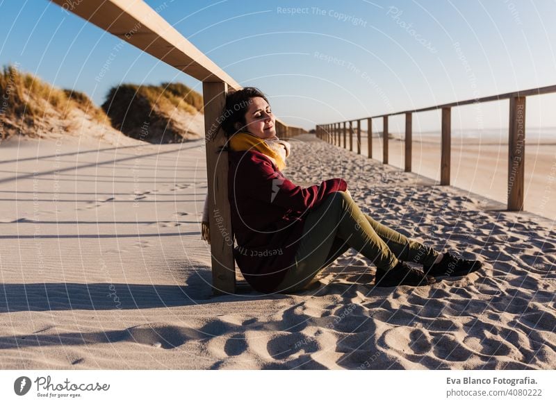 junge kaukasische Frau mit geschlossenen Augen entspannt am Strand bei Sonnenuntergang. Urlaub und Entspannung Konzept sich[Akk] entspannen Kaukasier Feiertage