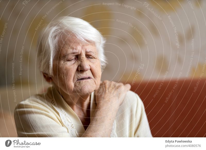 Ältere Frau leidet unter Rückenschmerzen Menschen Senior reif lässig Haus alt Alterung häusliches Leben Großmutter Rentnerin Großeltern