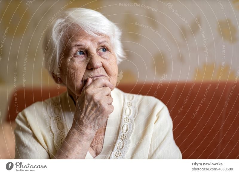 Seniorin in Gedanken verloren Menschen Frau reif lässig Kaukasier älter heimwärts Haus alt Alterung häusliches Leben Großmutter Rentnerin Großeltern