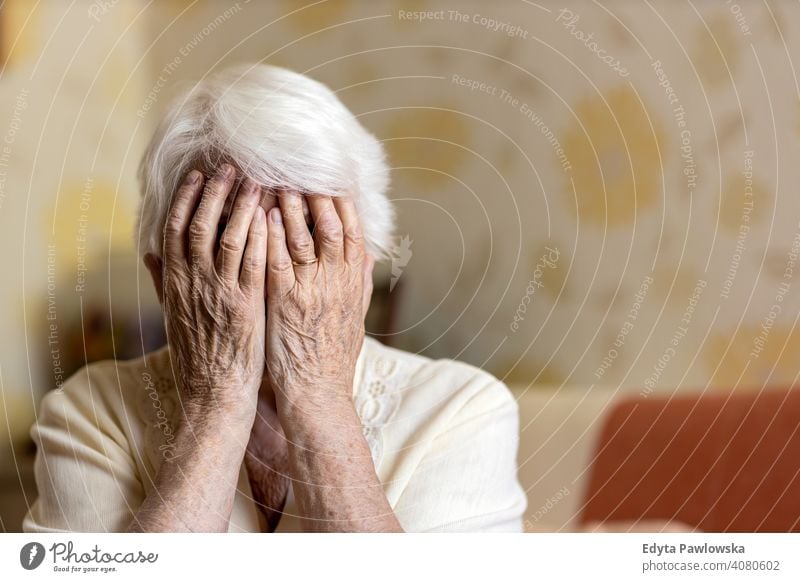 Ältere Frau, die ihr Gesicht mit den Händen bedeckt traurig einsam unglücklich Depression Unsicherheit Angst beunruhigt Trauer psychische Gesundheit verzweifelt