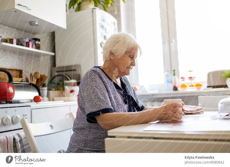 Porträt einer älteren Frau zu Hause traurig einsam unglücklich Depression Unsicherheit Angst beunruhigt Trauer Traurigkeit Verlust Problematik Krise ernst