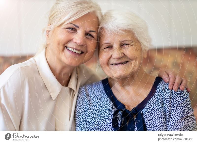 Ältere Frau verbringt viel Zeit mit ihrer Tochter Lächeln Glück genießend Positivität Vitalität Freude Selbstvertrauen Menschen Senior reif lässig Kaukasier