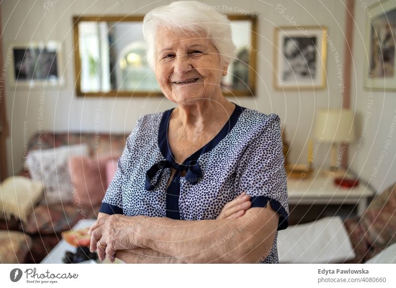 Porträt einer älteren Frau zu Hause Lächeln Glück genießend Positivität Vitalität Freude Selbstvertrauen Menschen Senior reif lässig Kaukasier heimwärts alt