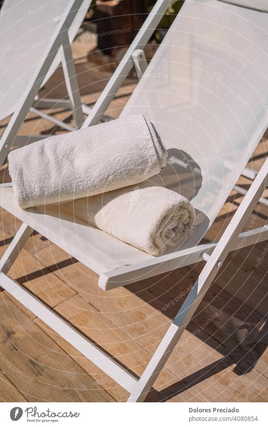 Zwei gefaltete Poolhandtücher auf einem Hotelstuhl Komfort Hygiene Pastell Schönheit organisieren ordentlich Resort Haufen Pflege Körper Dusche Wellness