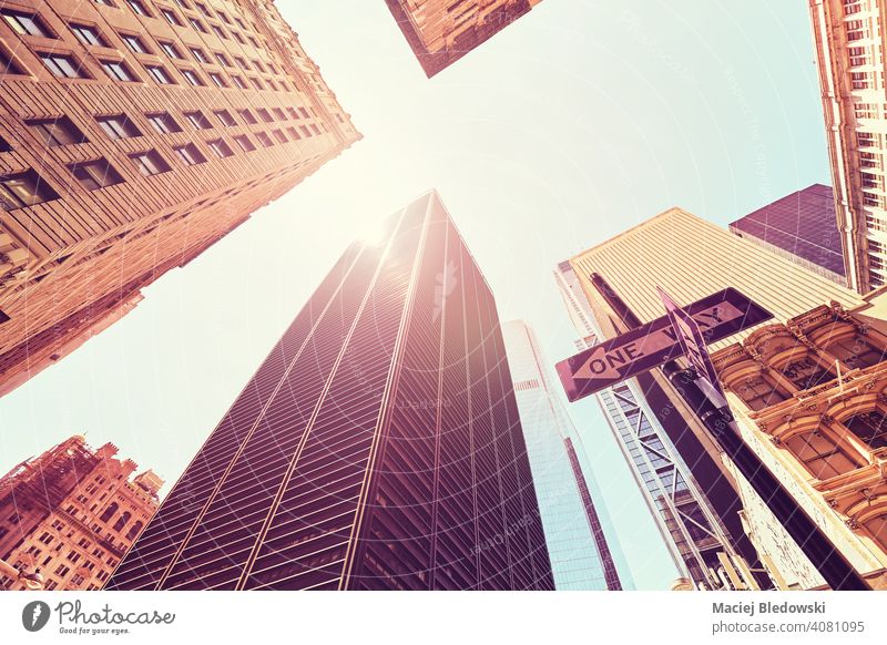 Blick auf Manhattan Wolkenkratzer gegen die Sonne, Farbe getönten Bild, New York City, USA. Großstadt New York State Büro Gebäude Business District nachschlagen