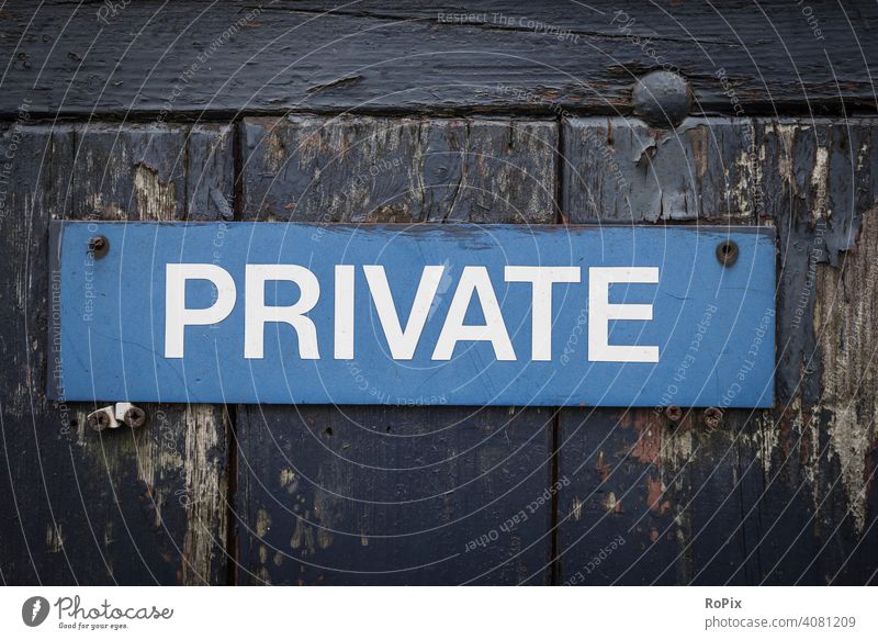 Schild an einem verwitterten Gartentor. private Info Mitteilung Privat Nachricht Brett Tür Mauer Schrift befugt unbefugt blau blue Bretter Symbol Graffiti