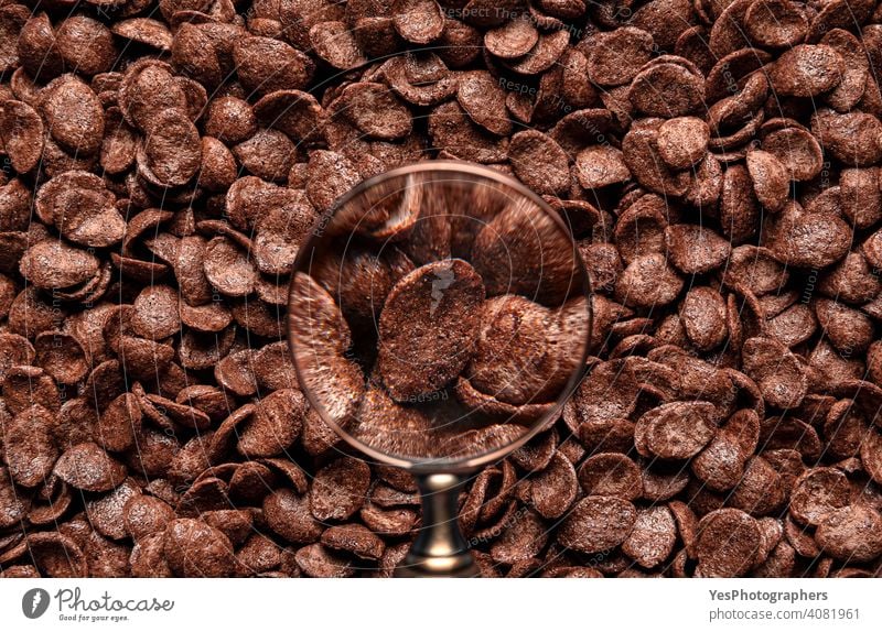 Kakao-Cornflakes durch eine Lupe. Hintergrund von Kakao Cornflakes Cerealien obere Ansicht Überfluss Frühstück braun Müsli Zerealien Kindheit Schokolade