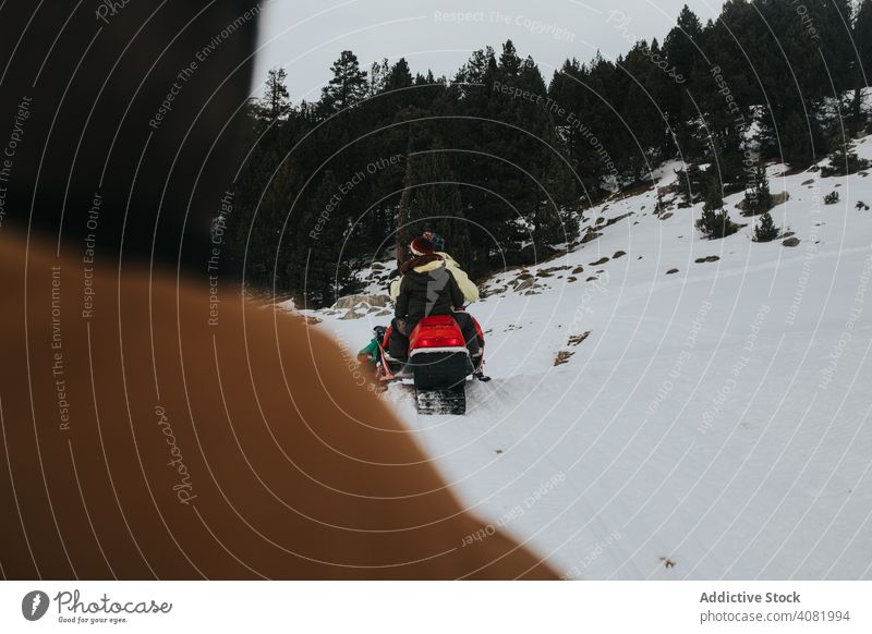 Anonyme Menschen fahren Schneemobil Schneefahrzeug Reiten Winter Berghang kalt Abenteuer Spaß Aktivität extrem Erholung Fahrzeug Lifestyle Freizeit Verkehr