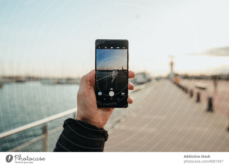 Crop-Hand, die eine Böschung fotografiert Hände Foto Stauanlage Smartphone Abend reisen Großstadt Wasser Bildschirm urban Ausflug Reise Urlaub Ansicht